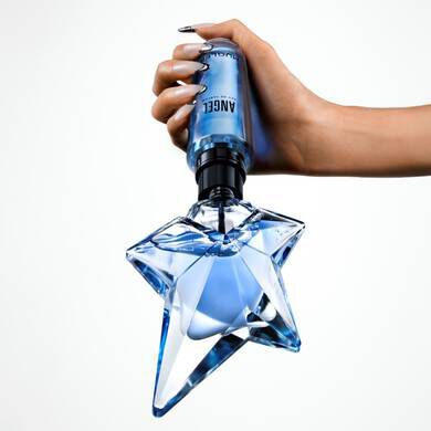 recharge angel eau de parfum mugler qui remplit le flacon a l'aide d'une main