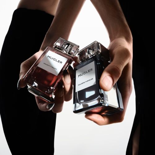 deux flacons de parfum mugler rose et bleu tenus dans deux mains