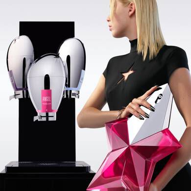 femme portant un maxi flacon rose angel nova mugler