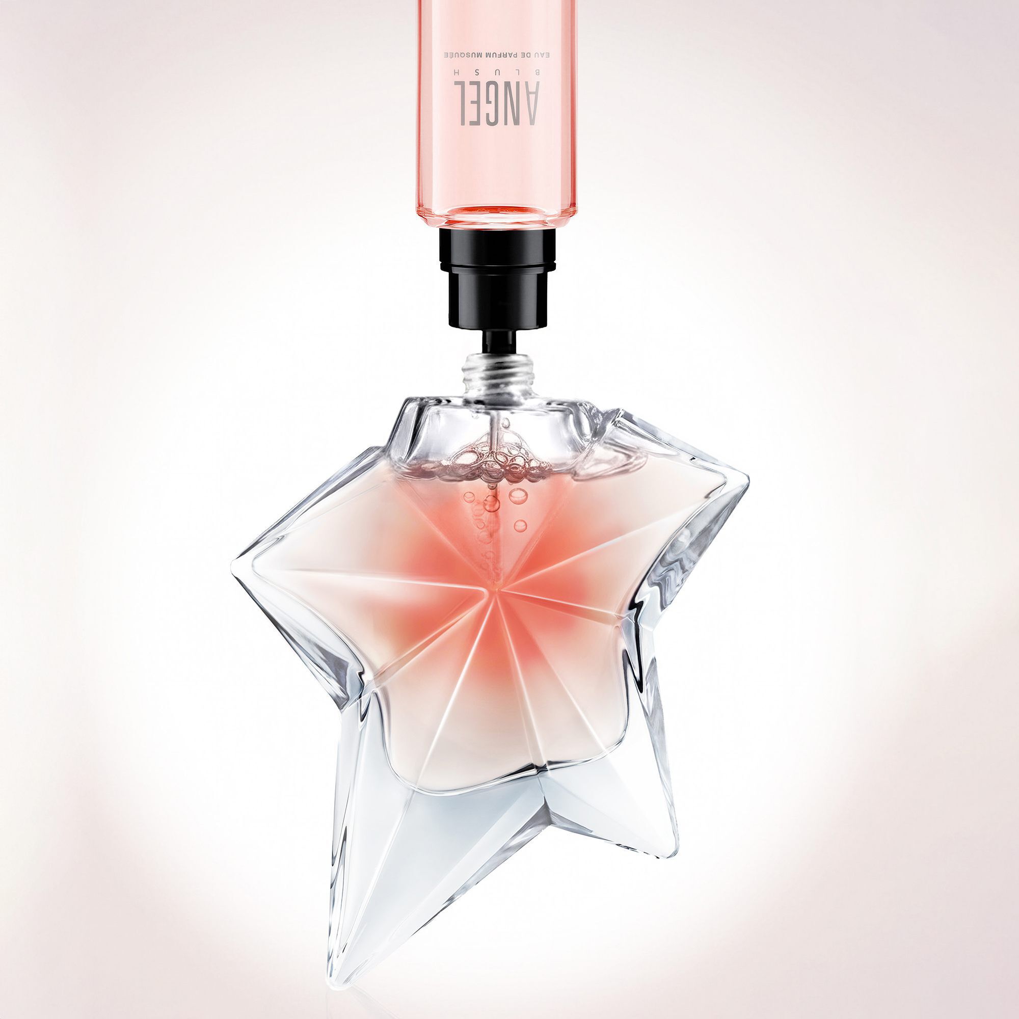 Bouteille de recharge Angel Blush remplissant la bouteille d’etoile.