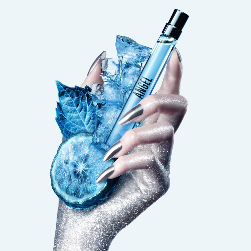 un flacon de parfum voyage bleu angel tenu dans une main