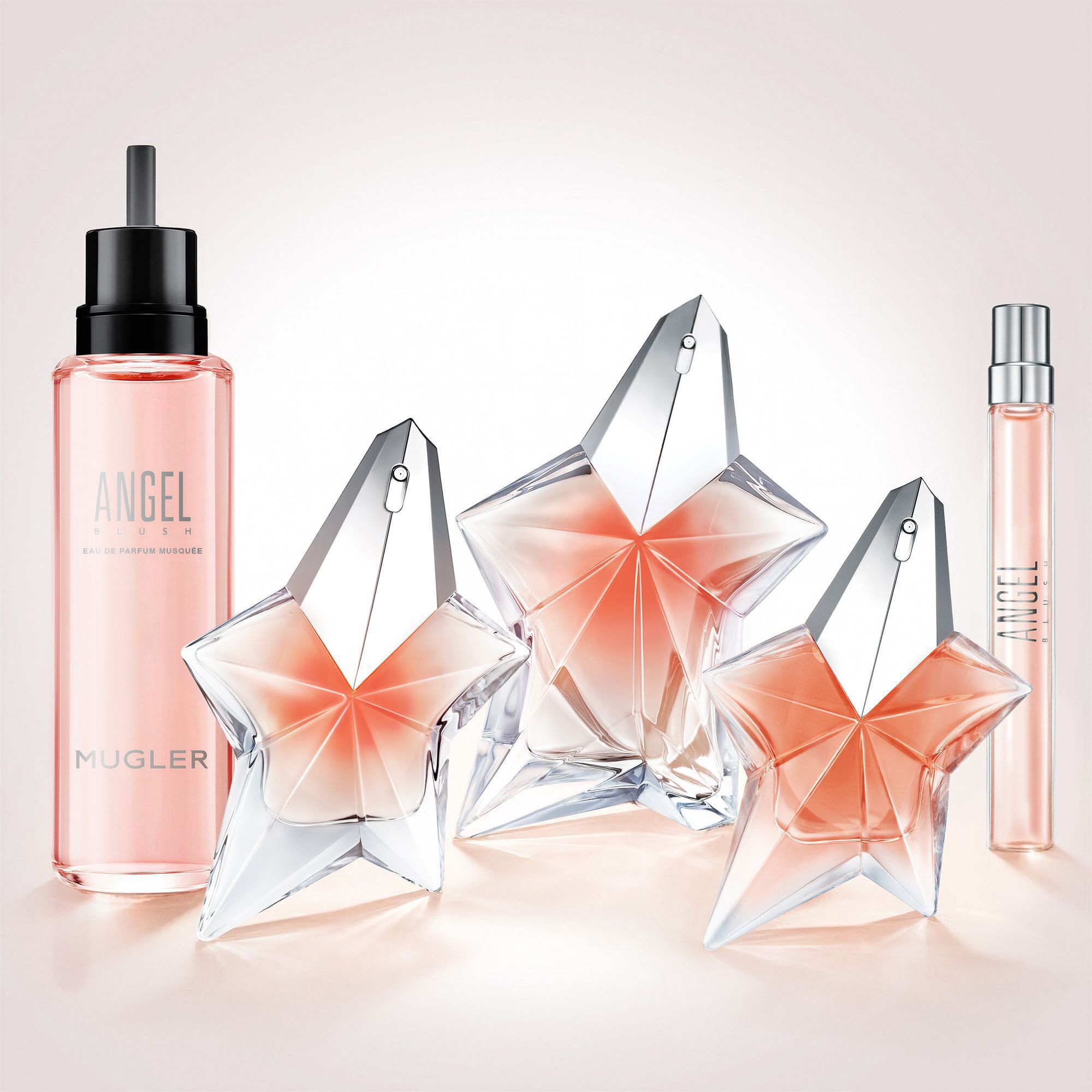 Collection Angel Blush : flacons trois etoiles de tailles variees, un flacon de recharge, et un spray nomade de 10 ml.