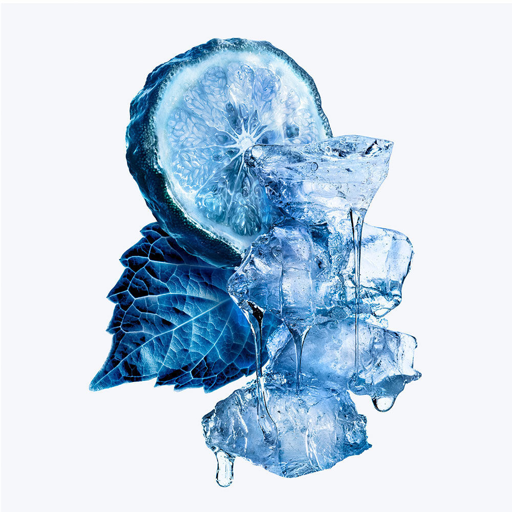 Un plan macro surrealiste d’une tranche de bergamote bleue congelee et de patchouli cristallin, representant les notes fraiches et gourmandes de Mugler Angel.