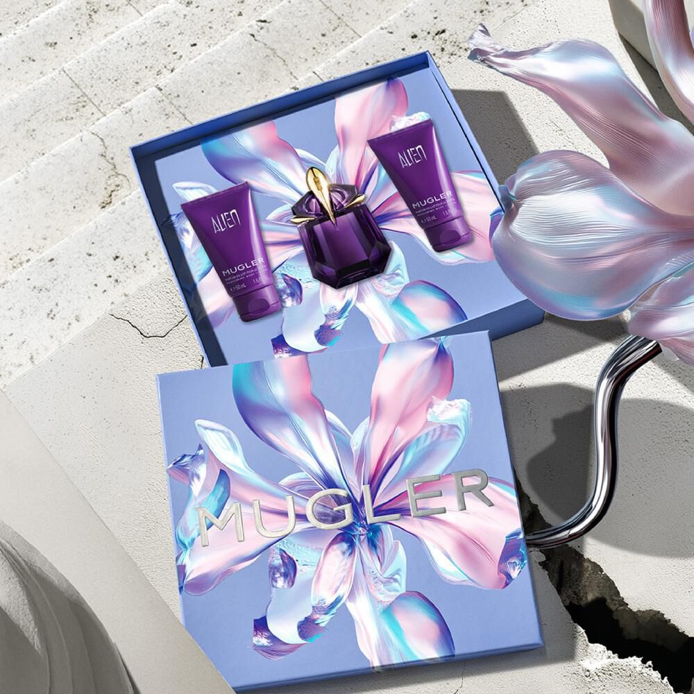 J’ai ouvert la boite cadeau de la fete des meres 2026 de Mugler, revelant un ensemble d’eau de parfum Alien avec une lotion corporelle assortie et un gel douche sur un fond en pierre parisienne baignee de soleil