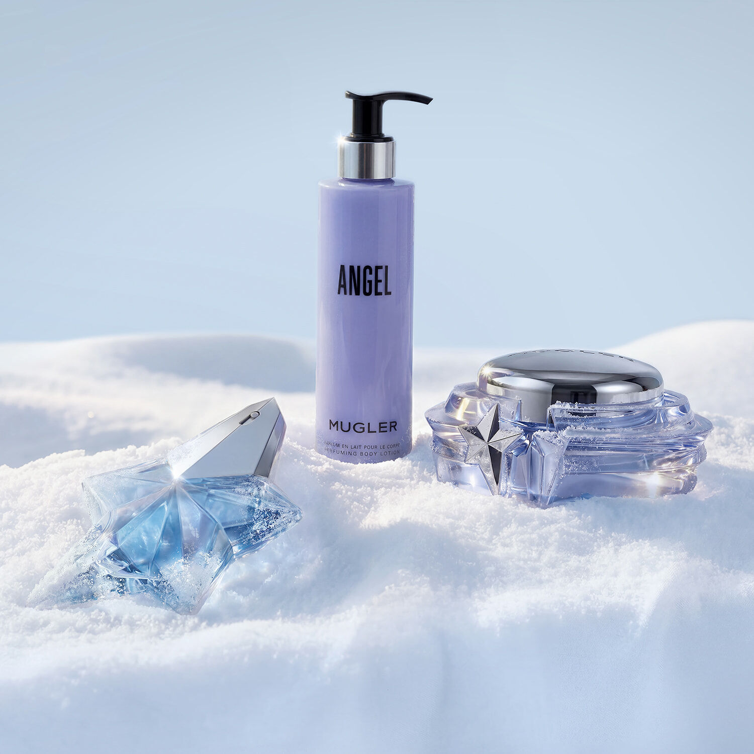Mugler Angel collection de parfums et de soins corporels dans la neige.