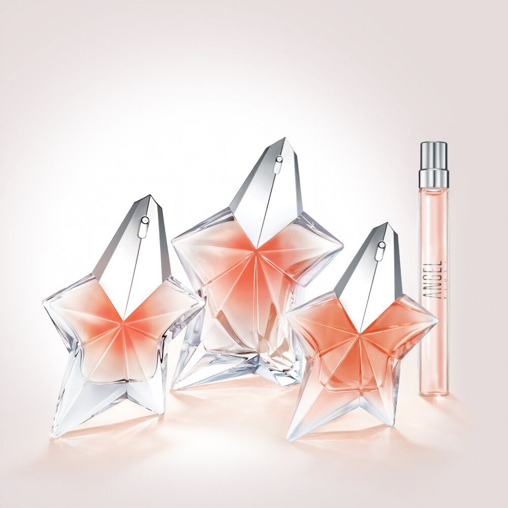 Angel Blush collection : trois bouteilles etoiles de tailles variees, une bouteille de recharge, et un spray nomade de 10 ml.
