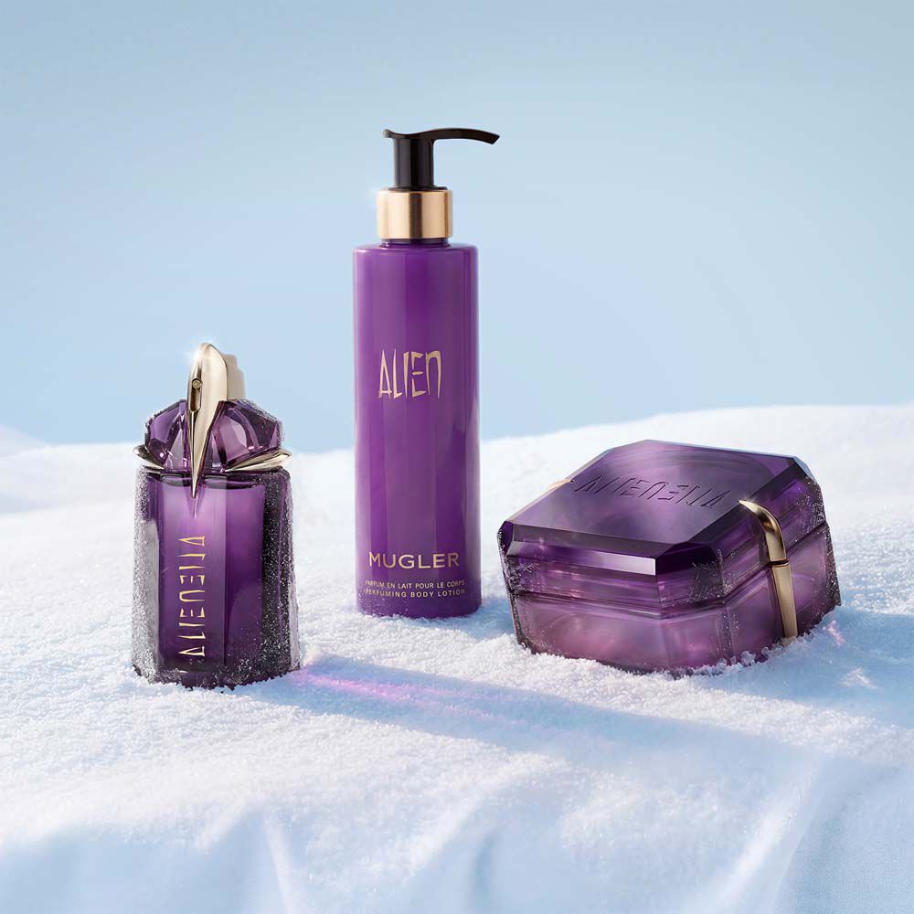 Mugler Alien soins corporels et parfum sur un fond neigeux hivernal.