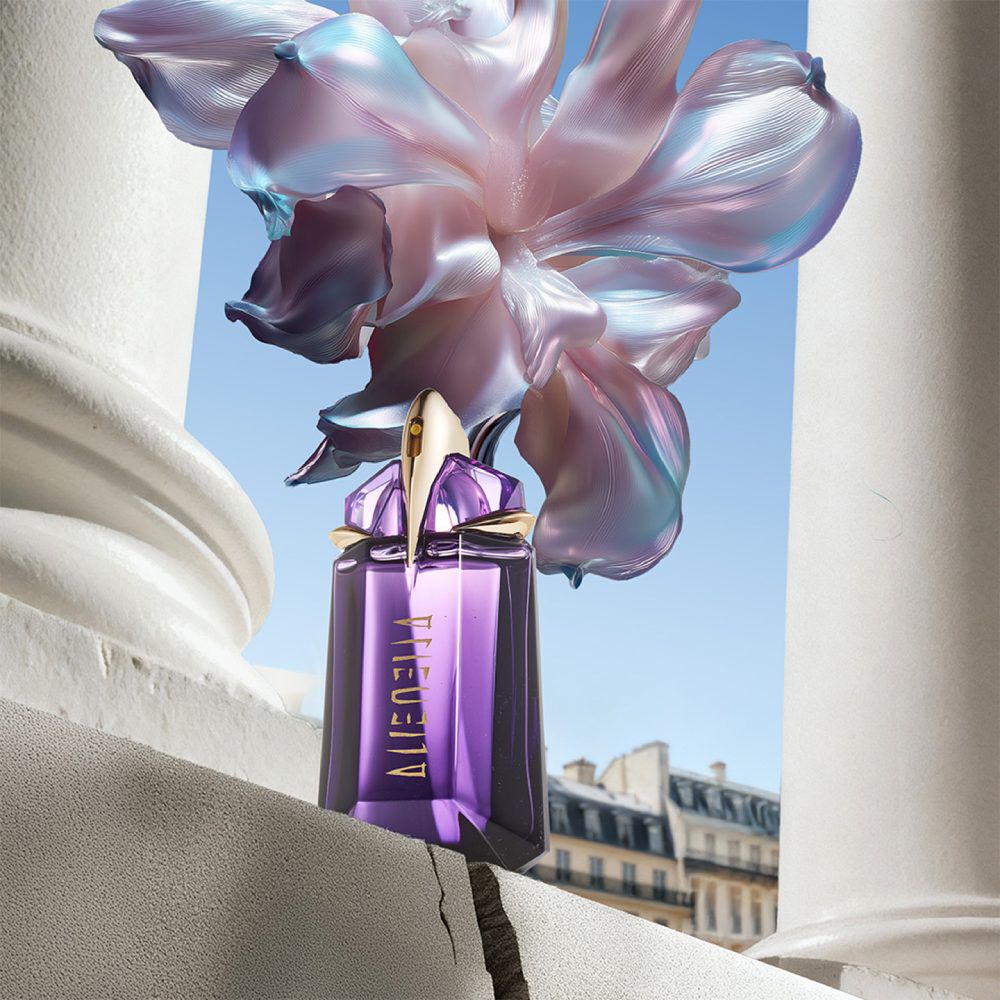 Bouteille violette d’Eau de Parfum extraterrestre posee sur un balcon en pierre blanche surplombant Paris, encadree de sculptures florales irisees et etherees