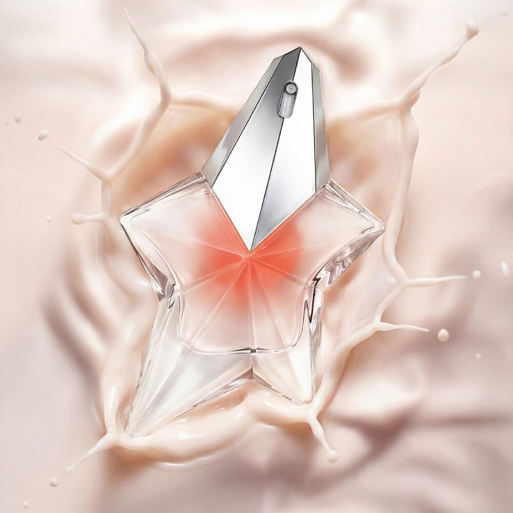 Mugler Angel Blush flacon d’etoile Eau de Parfum dans un ton nude doux, reposant sur une soie rose et blanche fluide.