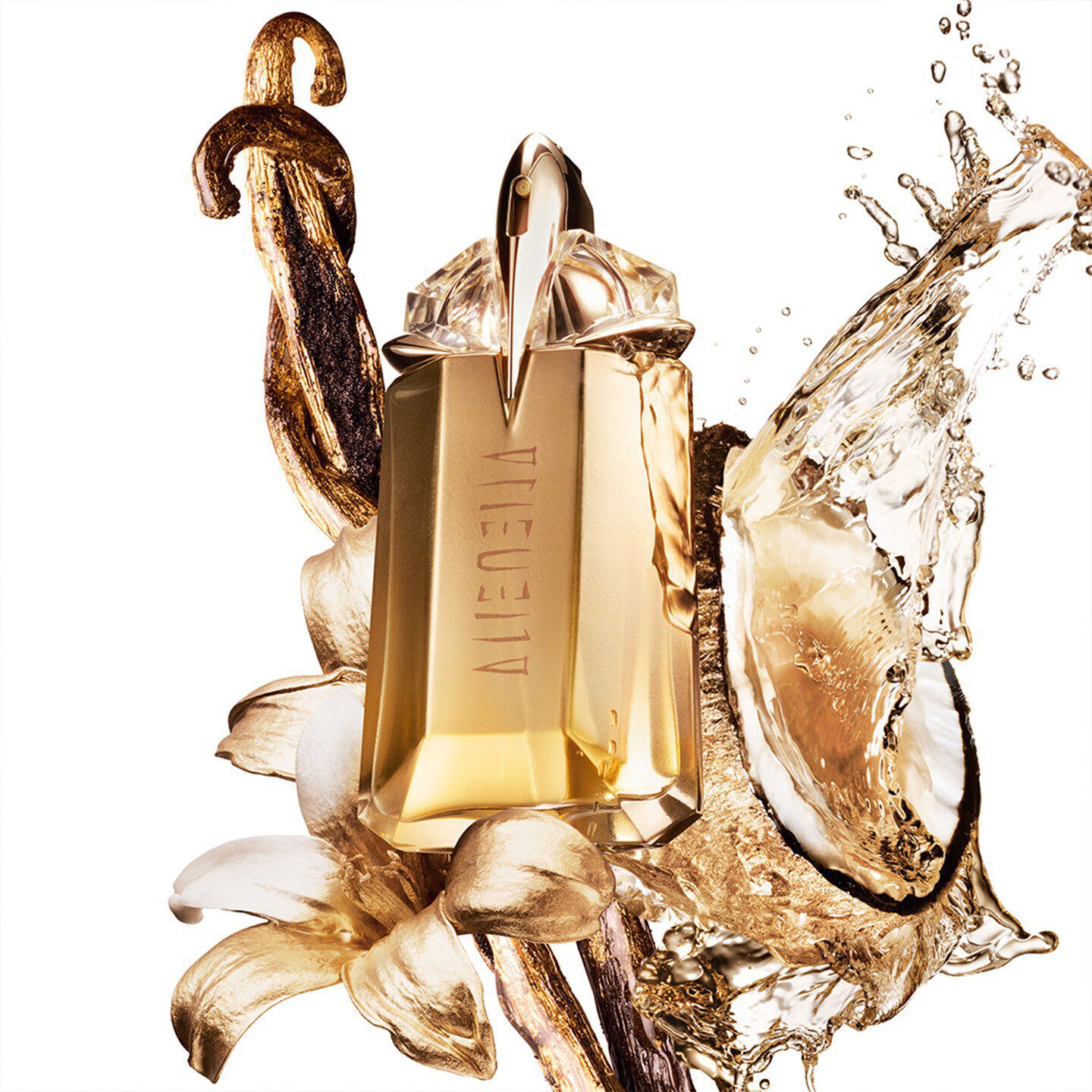 Une collection de cadeaux pour la fete des meres Mugler mettant en scene Alien Goddess, Alien Pulp et Angel, disposes avec des sculptures florales irisees sur un fond en beton.