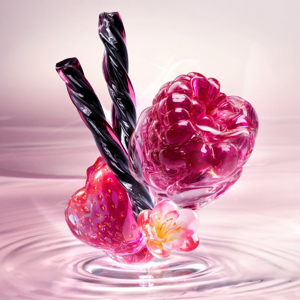Starlicious Berry Licorice nature morte : une fine bouteille en verre rose avec des batons de fraise, de framboise, de fleur rose et de reglisse noire sur un fond d’eau rose doux et ondulant.