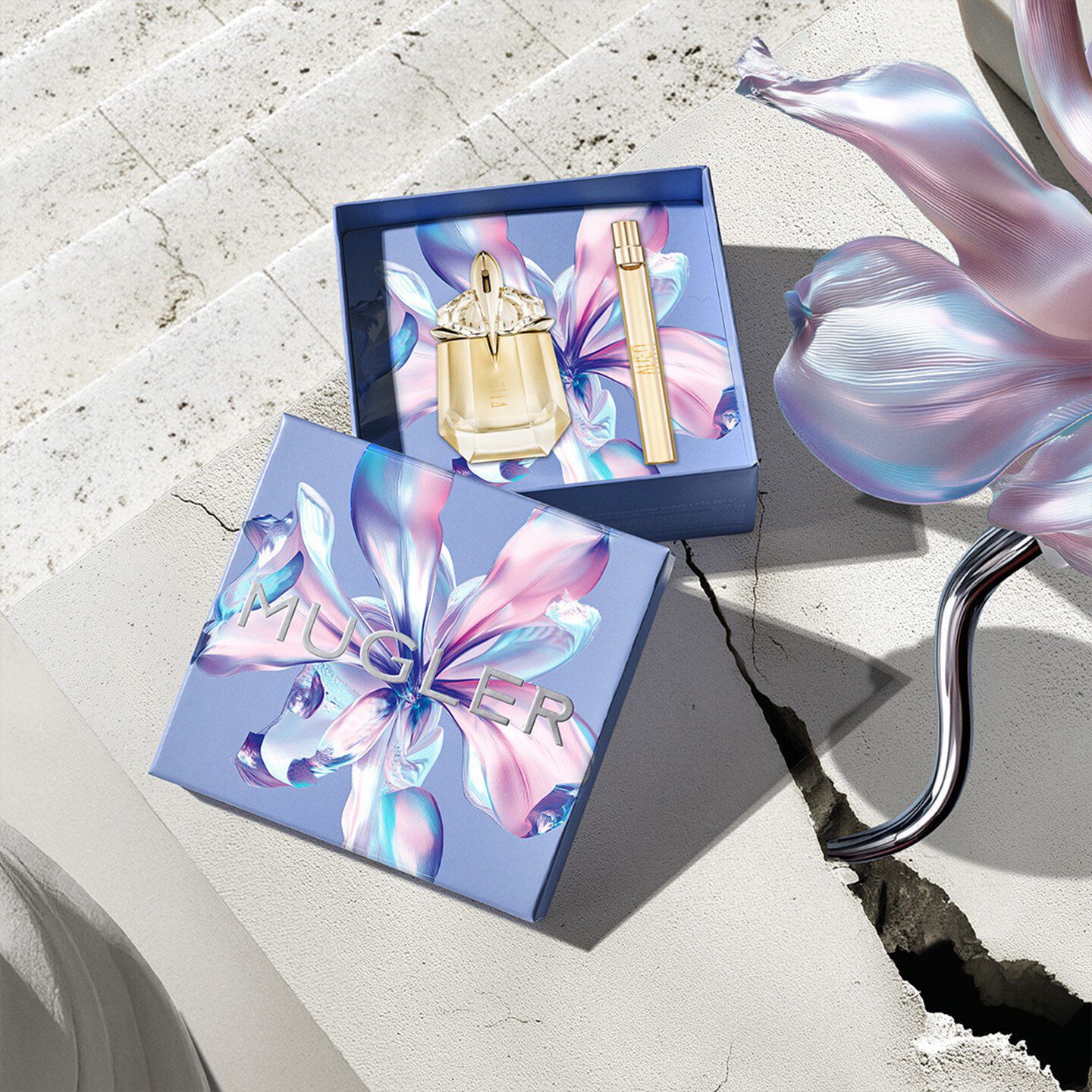 La bouteille d’or Alien Goddess centree au milieu d’une eclaboussure dynamique d’or liquide et d’orchidees vanille, evoquant un sentiment de force solaire divine.
