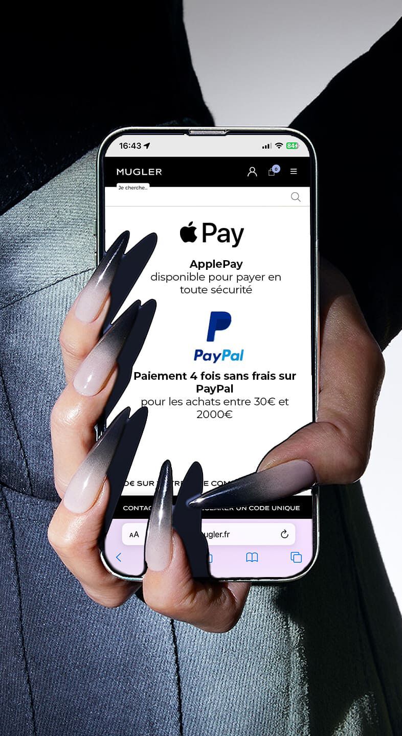 Un telephone mobile montrant l'application Apple Pay avec une interface de paiement PayPal, tenu par une main avec de longs ongles.
