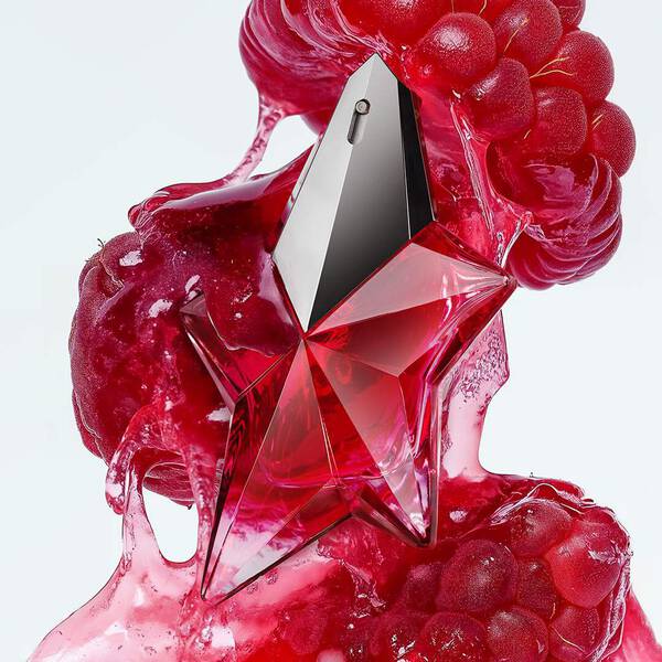 flacon de parfum rouge mugler avec des fromboises