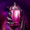 un flacon de parfum rose alien entoure de framboises et une femme a la peau noire