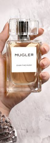 Une main feminine tenant une flacon de Mugler Over the Musk