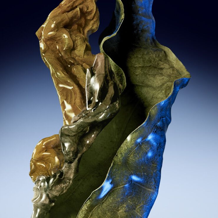 Une sculpture abstraite presentant des formes ondulees en nuances de vert, dore et bleu, creant un contraste visuel dynamique.