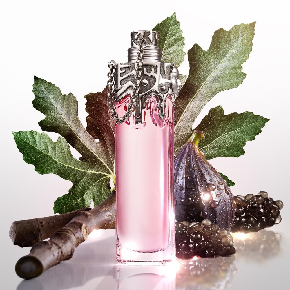 flacon de parfum rose mugler avec des feuilles de figuier