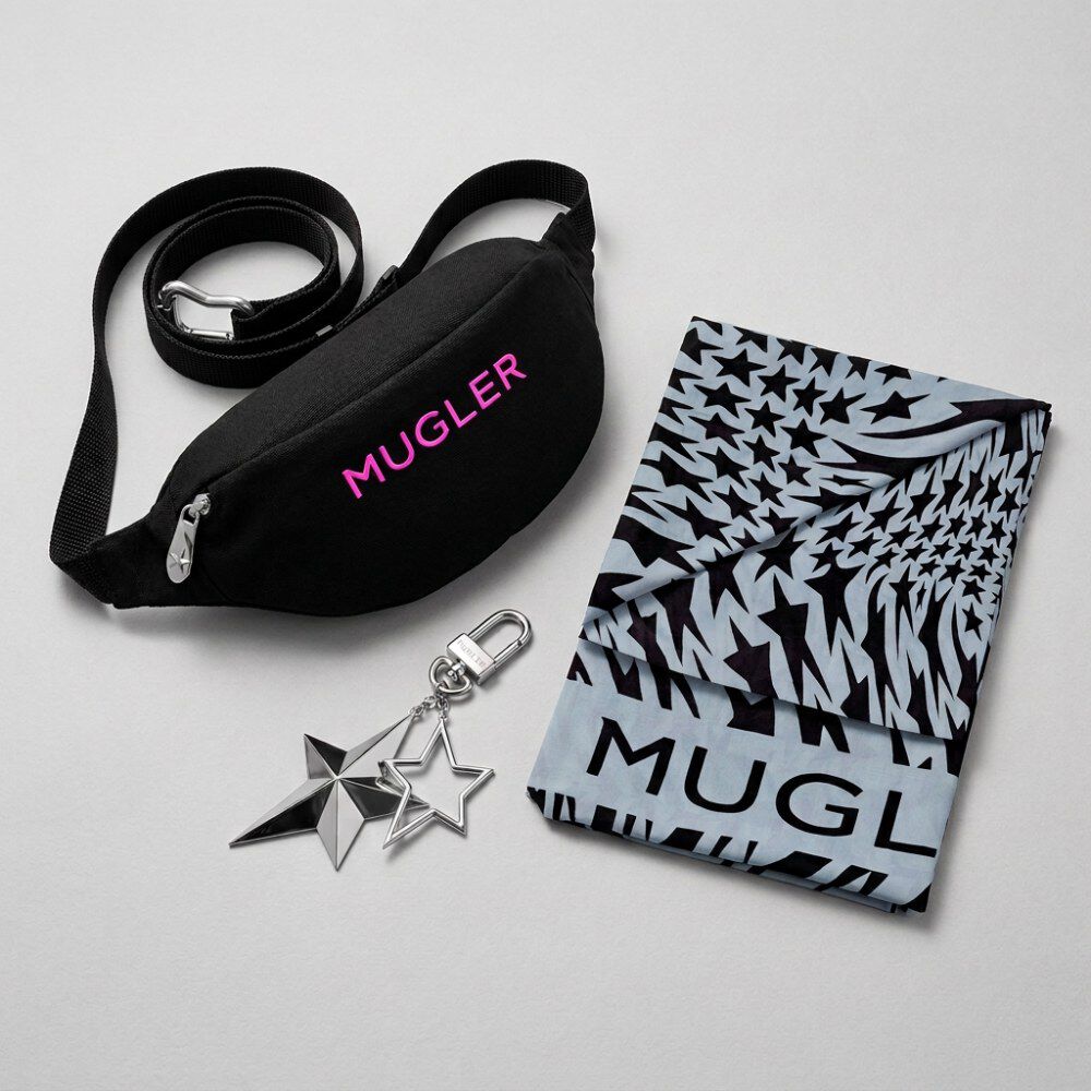 un sac banane noir signe mugler, un charm en argent et un foulard bleu et noir mugler