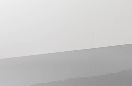 une brume, un parfum et un lait pour le corps violet mugler sur un fond blanc