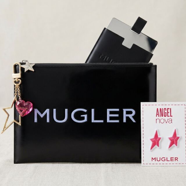 un mini miroir, une pochette noire mugler, un porte cle argente