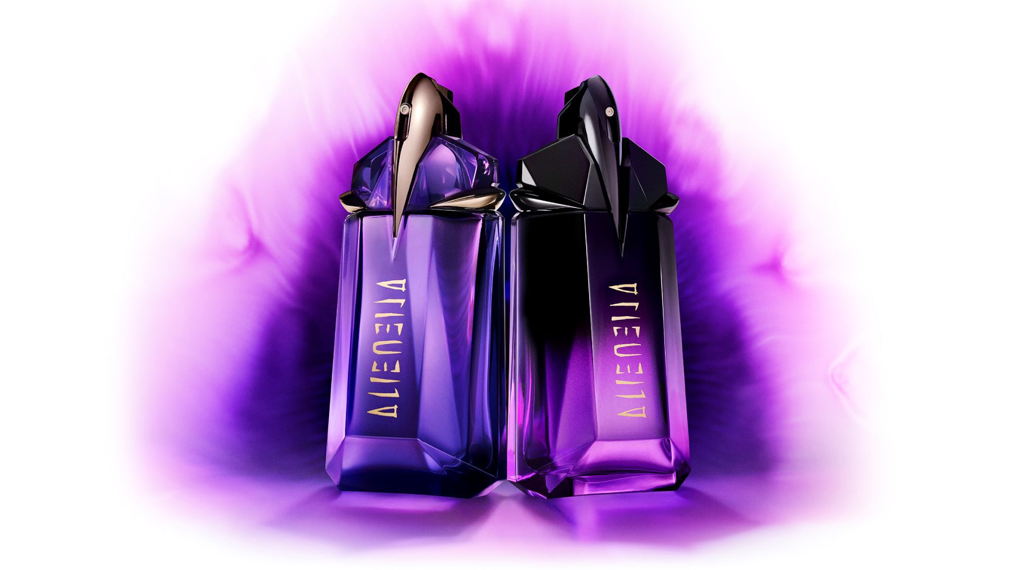 Deux flacons de parfum Alien de couleur violette, avec un design elegant et moderne, se detachent sur un fond violet lumineux.