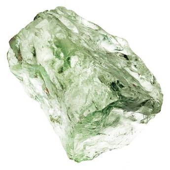 Cristal transparent aux reflets lumineux, affichant des facettes nettes et des contours angulaires, pose sur une surface reflechissante.