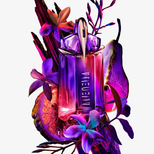un flacon de parfum violet entoure d'une poire, une mandarine et des fleurs de jasmin sur un fond blanc