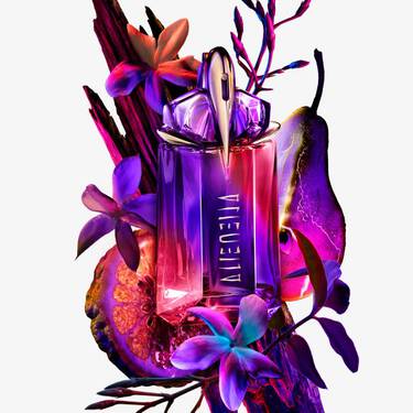 un flacon de parfum violet entoure d'une poire, une mandarine et des fleurs de jasmin sur un fond blanc