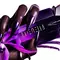 Un flacon de parfum aux teintes violettes, tenu par une main avec de longs ongles noirs, entoure de fleurs violettes.