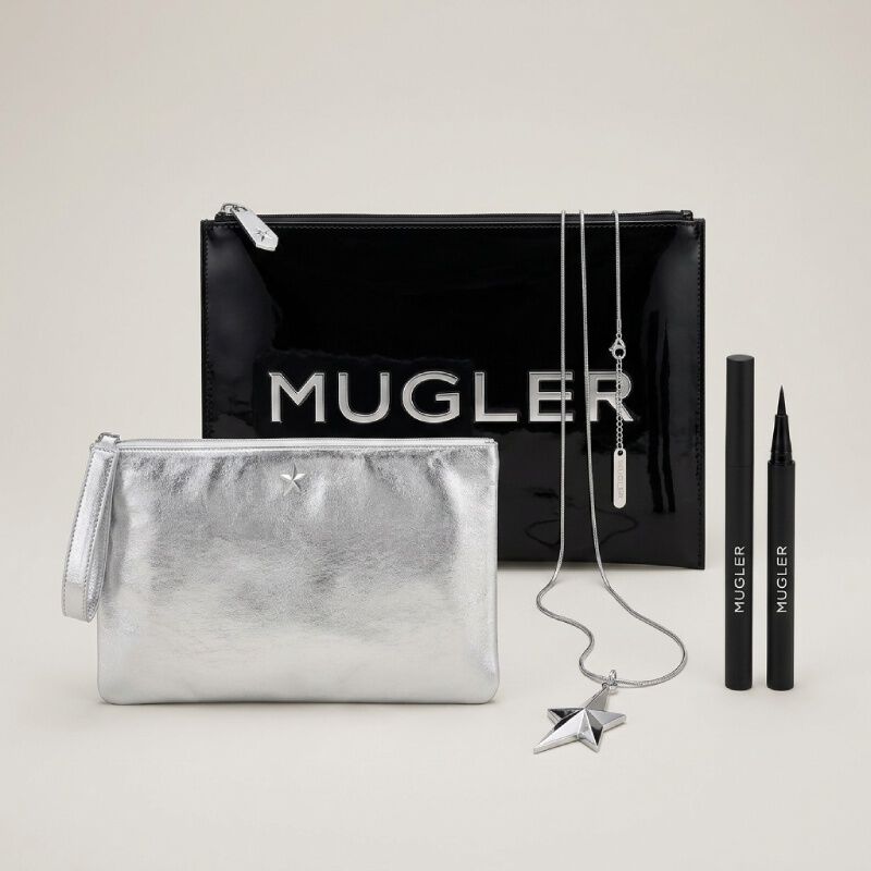 une trousse argente, un trousse noir mugler, un eyeliner noir et un collier etoile argente sur fond beige