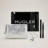 une trousse argente, un trousse noir mugler, un eyeliner noir et un collier etoile argente sur fond beige
