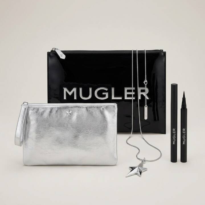 une trousse argente, un trousse noir mugler, un eyeliner noir et un collier etoile argente sur fond beige