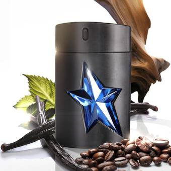 Flacon de parfum noir avec une etoile bleue, entoure de grains de cafe, de gousses de vanille et de bois, sur fond lumineux.