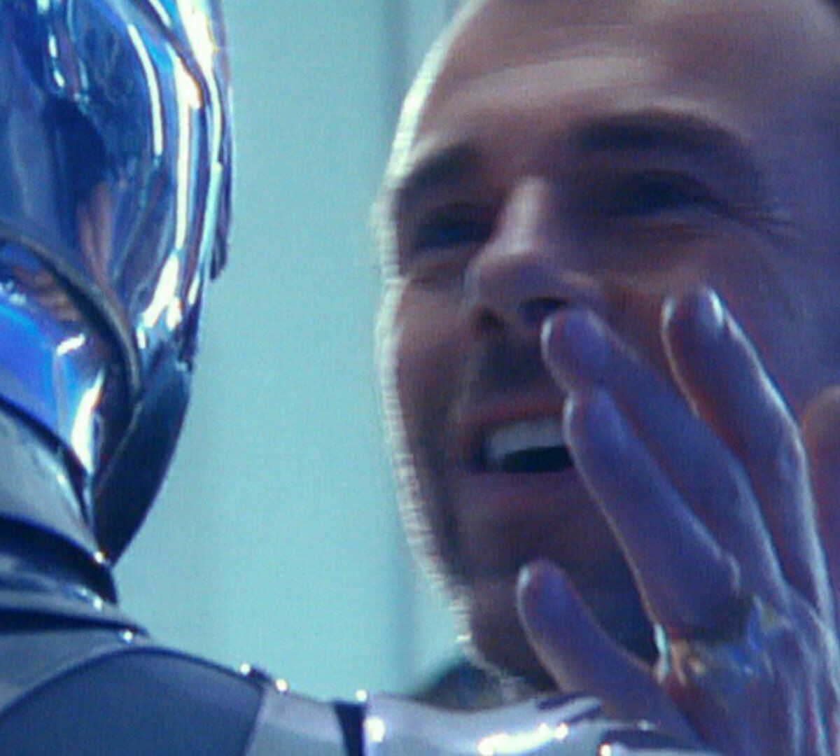 le visage d'une homme souriant qui leve une main