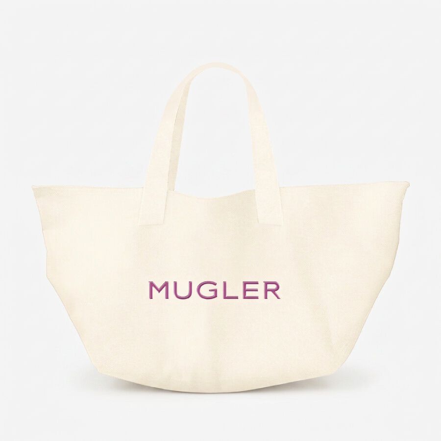 un tote bag beige avec ecrit mugler en rose sur un fond clair