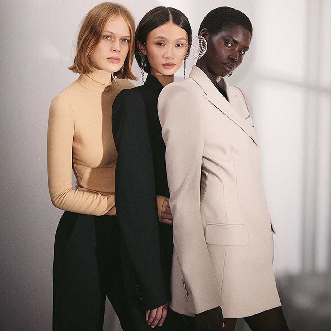 Trois mannequins aux styles varies, vetus de tenues Mugler sur mesure, posent cote a cote, a cote d'une invitation a rejoindre le « Mugler Circle » pour la fete des Meres 2026, qui promet des recompenses et des experiences extraordinaires.