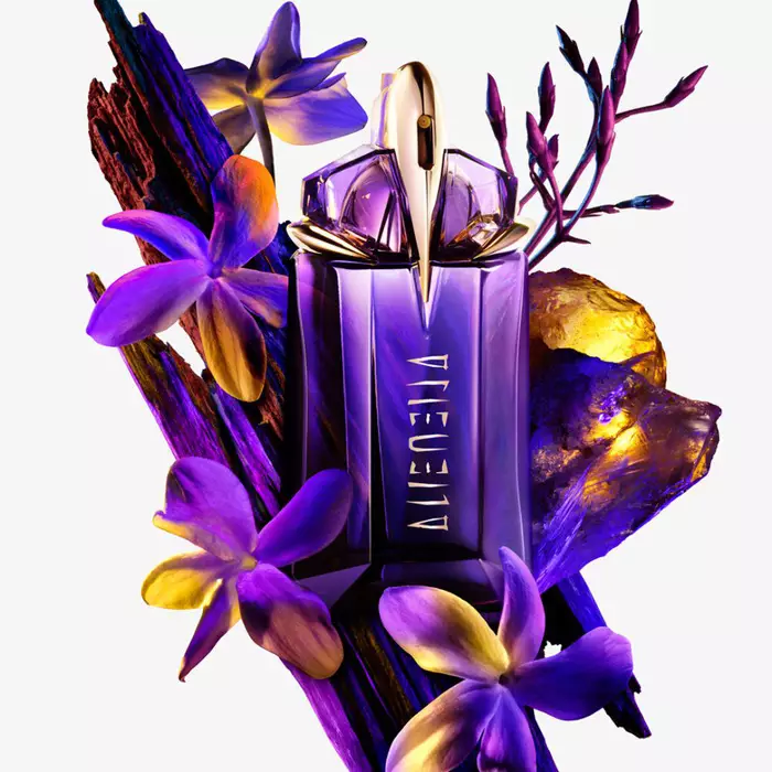 flacon de parfum violet mugler avec des fleurs de jasmin et du bois