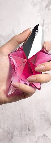 Une main feminine tenant une flacon de Mugler Angel Nova.