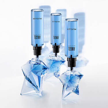 trois flacons de parfum bleu angel qui sont remplis par une recharge