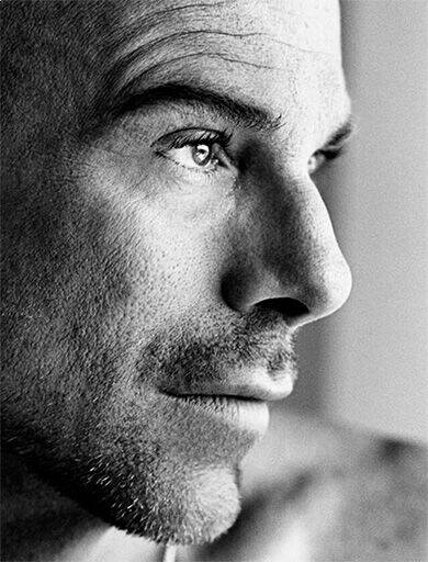 Portrait en noir et blanc de Manfred Thierry Mugler, fondateur de la marque