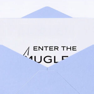 une enveloppe bleu avec une lettre blanche mugler