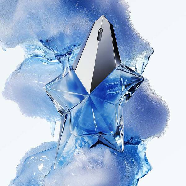flacon de parfum bleu angel mugler avec un nuage bleu dans le fond
