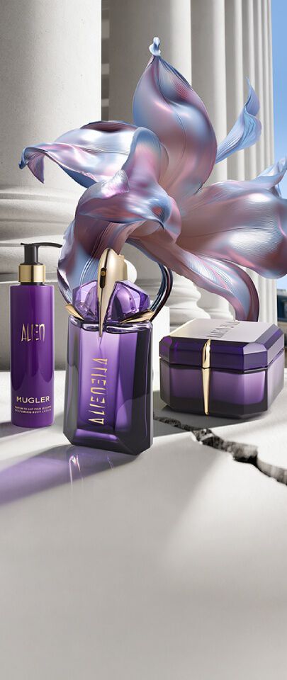 un flacon de parfum violet, un pot de creme violet et un flacon pompe alien sur un sol carrele avec une fleur bleu a cote