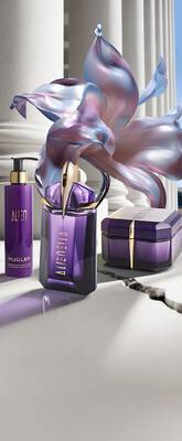 un flacon de parfum violet, un pot de creme violet et un flacon pompe alien sur un sol carrele avec une fleur bleu a cote
