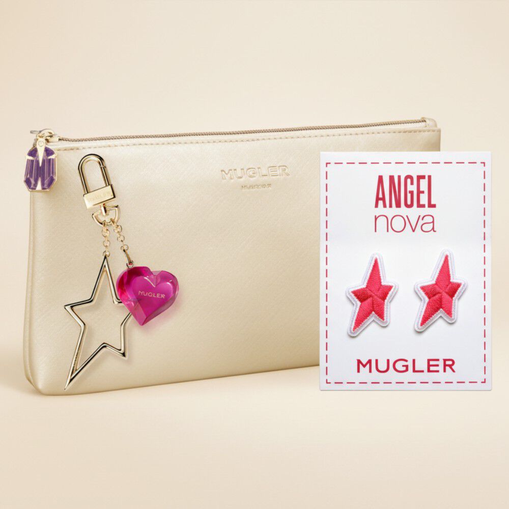 Une pochette claire a fermeture eclair, ornee d'un porte-cles decoratif representant une etoile, un coeur et une breloque violette.