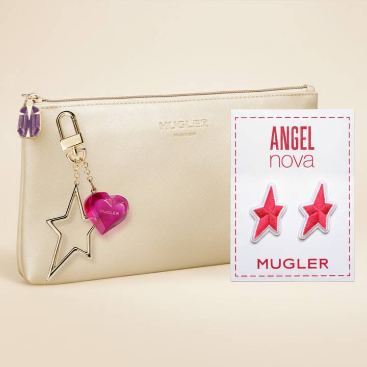 Une pochette claire a fermeture eclair, ornee d'un porte-cles decoratif representant une etoile, un coeur et une breloque violette.