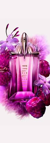 flacon de parfum rose alien entoure de framboises sur fond blanc