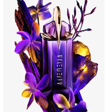 un flacon de parfum violet entoure de fleurs de jasmin et d'ambre sur un fond blanc