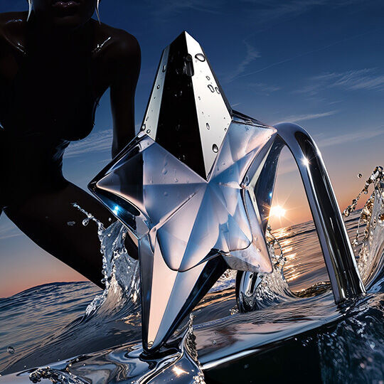 flacon bleu angel eau de parfum mugler pose sur l'eau